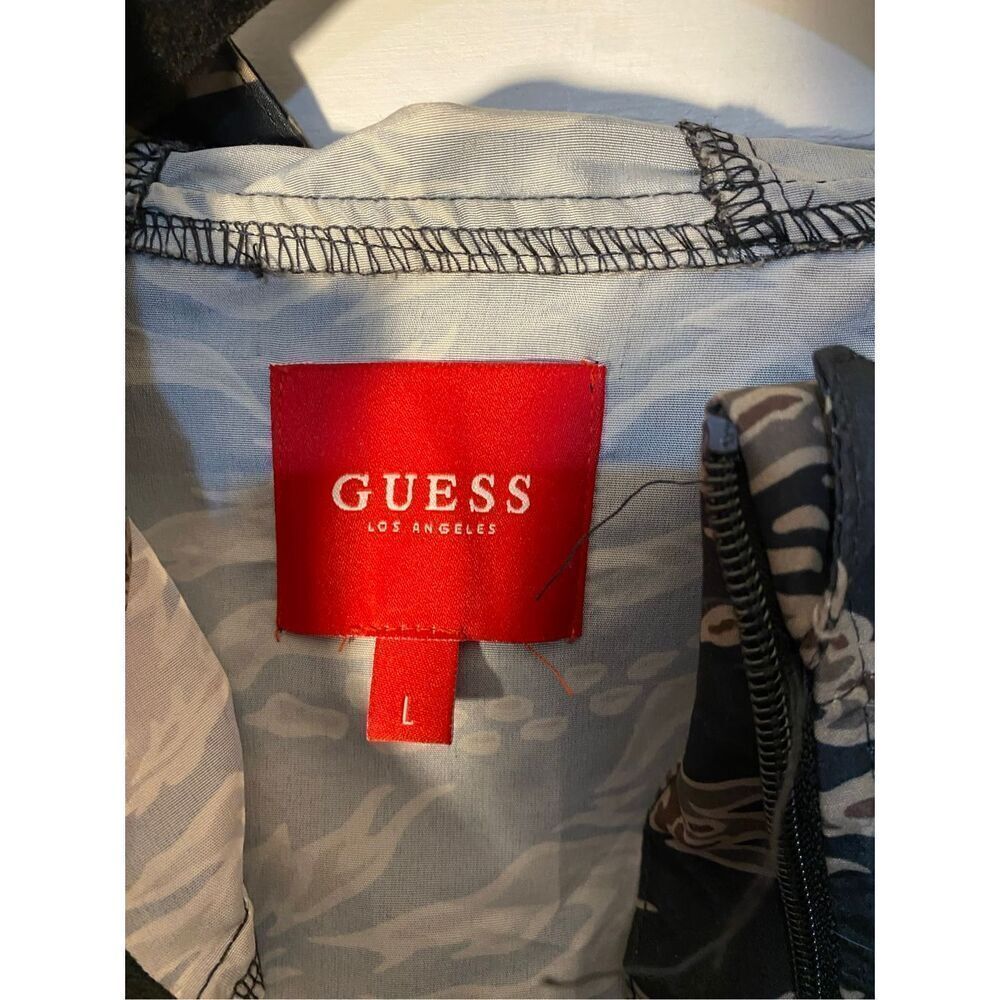 Guess men’s black and green hooded, zip front windbreaker large - Picture 4 of 4